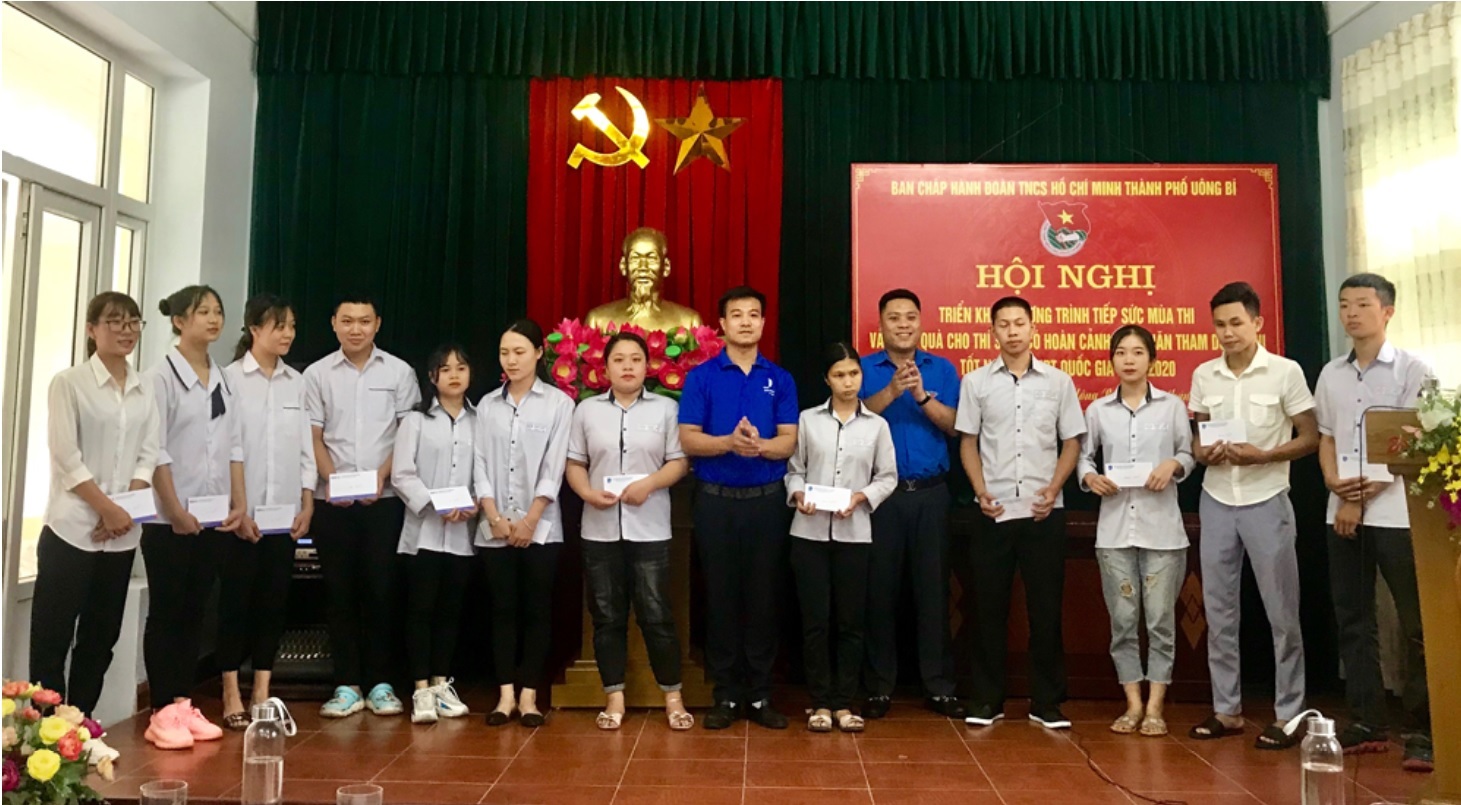 Thành đoàn Uông Bí trao quà cho các em học sinh có hoàn cảnh khó khăn tham dự kỳ thi tốt nghiệp THPT quốc gia năm 2020. Ảnh: Hồng Nhung - CTV