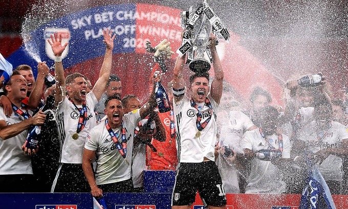 Đội trưởng Fulham Tom Cairney nâng Cup dành cho đội thắng playoff giải hạng Nhất 2019-2020. Ảnh: PA.