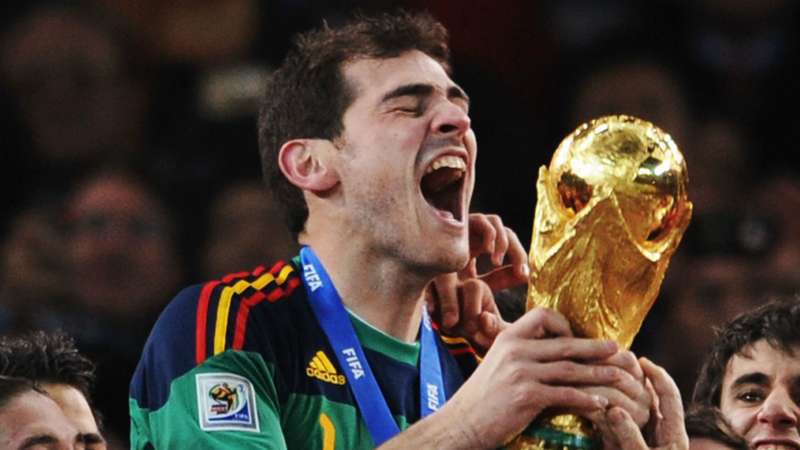 Iker Casillas đã nói lời chia tay sân cỏ sau 22 năm chơi bóng đỉnh cao (Ảnh: Getty).