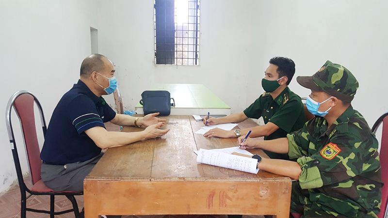 Cán bộ Đồn Biên phòng CKQT Móng Cái bắt giữ, lấy lời khai đối tượng người Trung Quốc nhập cảnh trái phép vào Việt Nam ngày 4/8/2020.