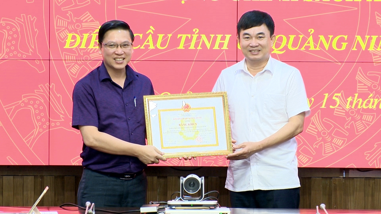 Đồng chí Ngô Hoàng Ngân, Phó Bí thư Thường trực Tỉnh ủy trao Bằng khen của Thống đốc Ngân hàng Nhà nước Việt Nam cho UBND TP Cẩm Phả vì đã có thành tích xuất sắc trong thực hiện Chỉ thị 40-CT/TW.