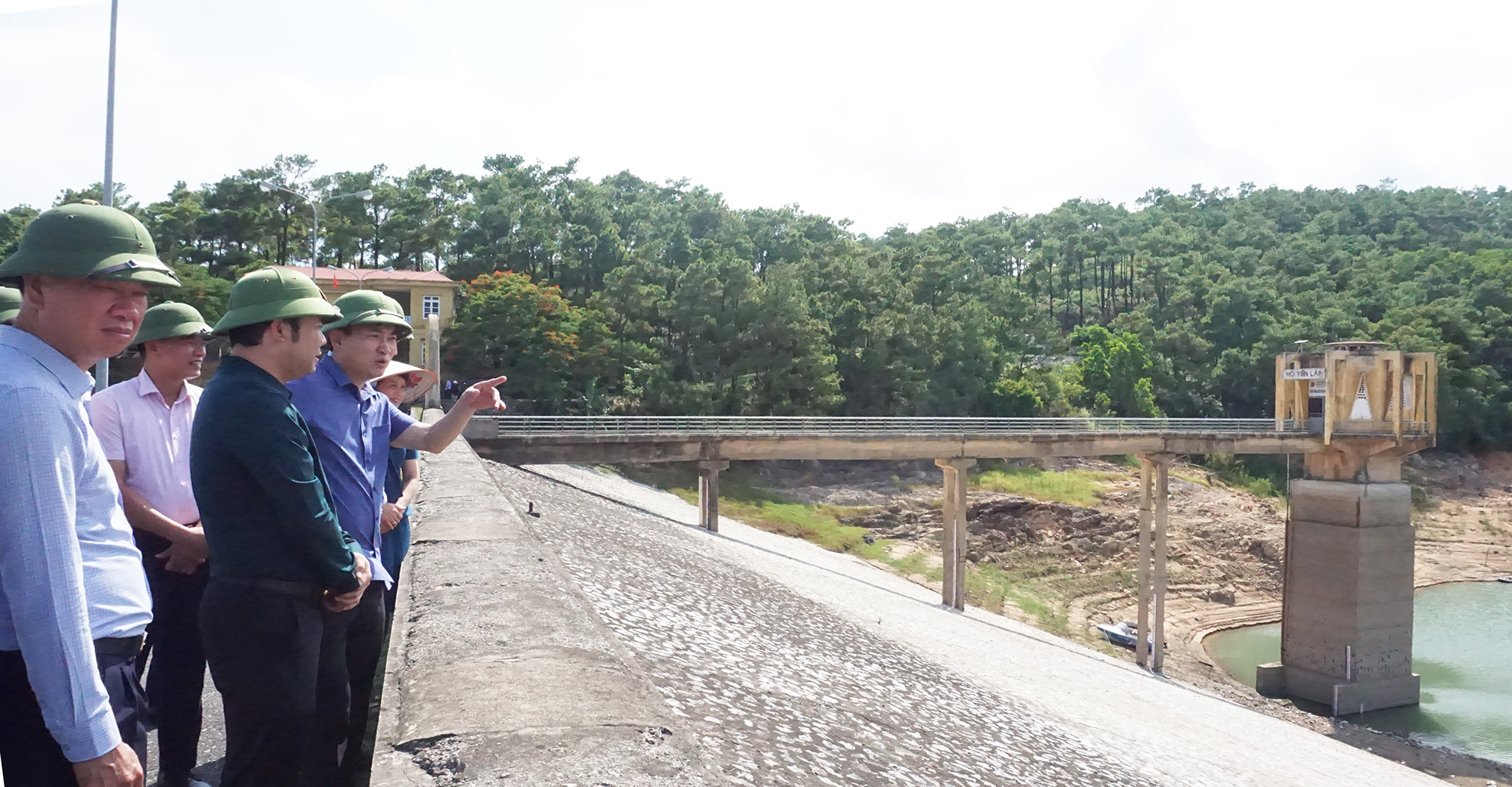 Đồng chí Ngô Hoàng Ngân, Phó Bí thư Thường trực Tỉnh ủy kiểm tra hoạt động cấp nước tại hồ Yên Lập (TP Hạ Long), tháng 7/2020. Ảnh: Minh Đức