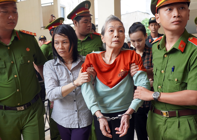 Bị áo Tâm Huyên (bìa trái) và Hồng Hoa tại phiên toà sơ thẩm hồi tháng 6. Ảnh: Phước Tuấn