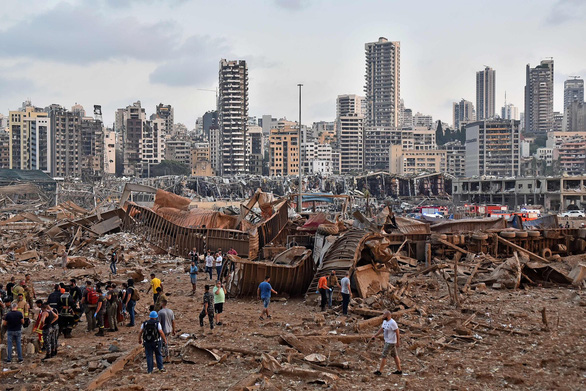 Cảnh tan hoang gần cảng của Beirut - Ảnh: AFP