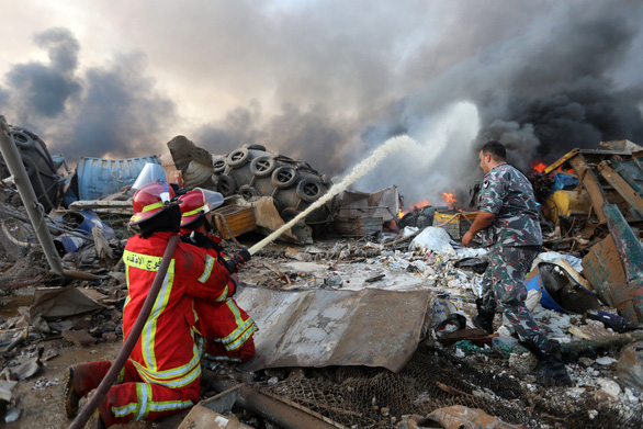 Lính cứu hỏa dập tắt đám cháy tại cảng Beirut - Ảnh: REUTERS