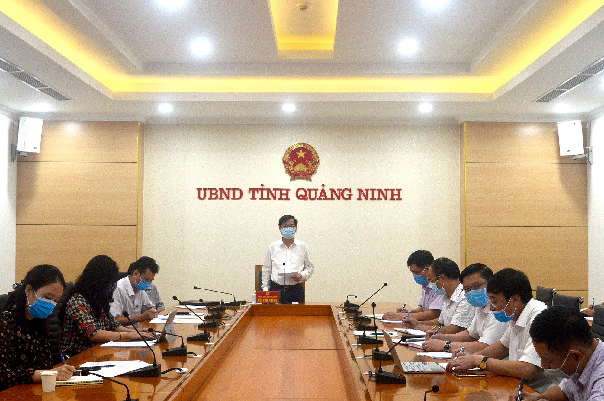 Đồng chí Bùi Văn Khắng, Phó Chủ tịch UBND tỉnh chỉ đạo cuộc họp. 