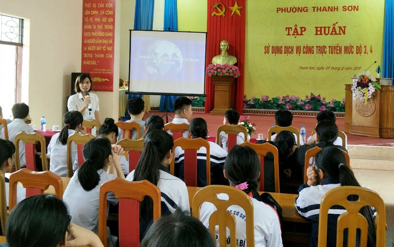 Tập huấn sử dụng dịch vụ công trực tuyến mức độ 3,4 cho giáo viên và học sinh tại phường Thanh Sơn. Ảnh: KT