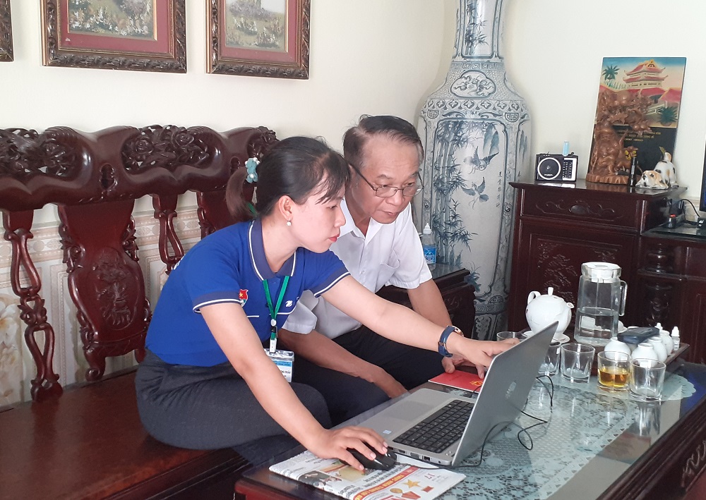 ĐVTN phường Trưng Vương đến tận nhà dân hướng dẫn cách thực hiện dịch vụ công trực tuyến