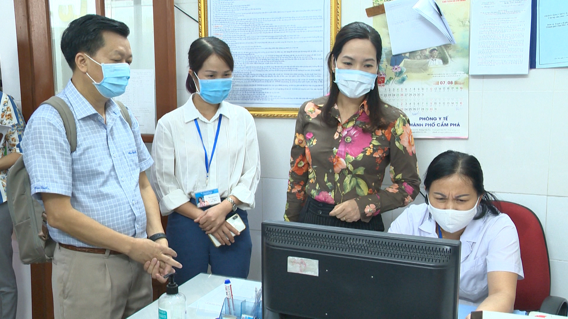 Đồng chí Nguyễn Thị Hạnh, Phó chủ tịch UBND tỉnh kiểm tra việc cập nhập khai báo y tế trên phần mềm tại Trạm y tế phường Cẩm Tây, TP Cẩm Phả