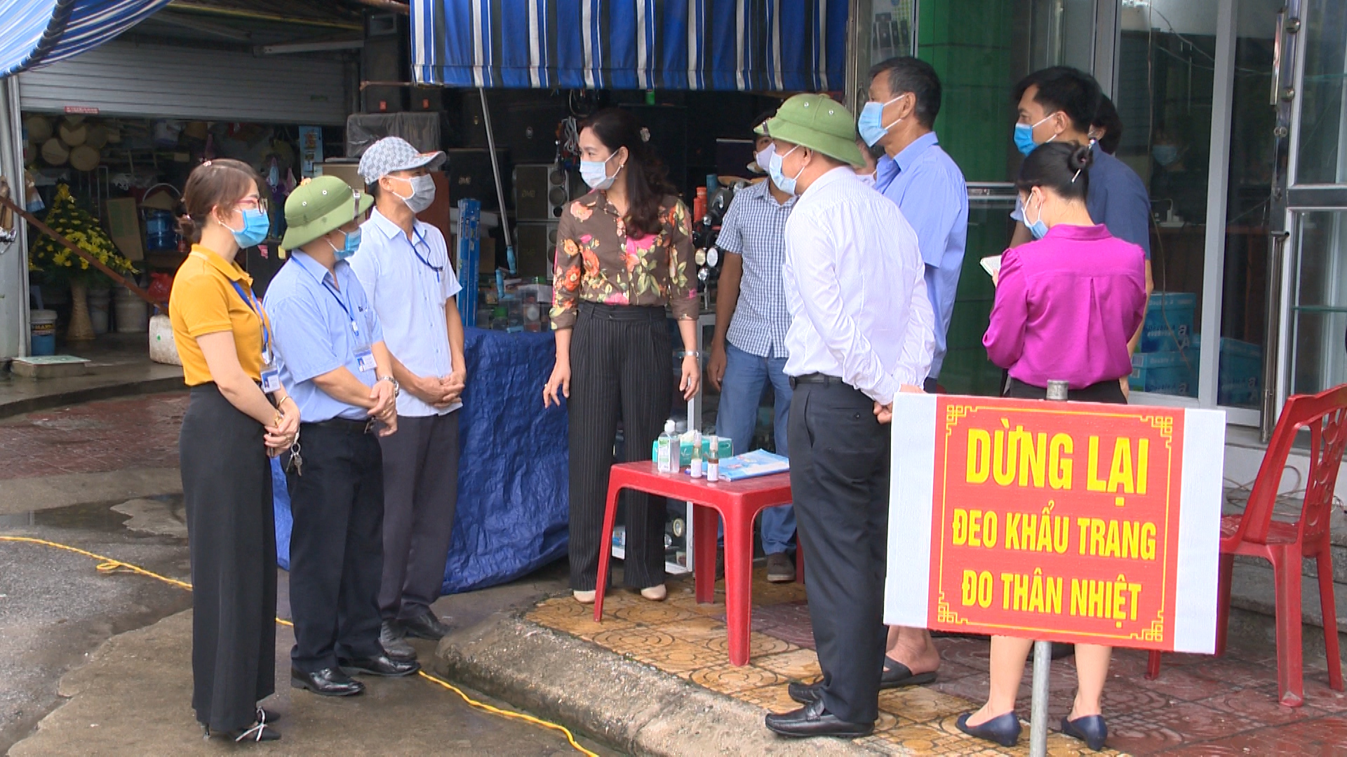 Các chốt kiểm tra thân nhiệt tại Chợ Cẩm Đông, TP Cẩm Phả