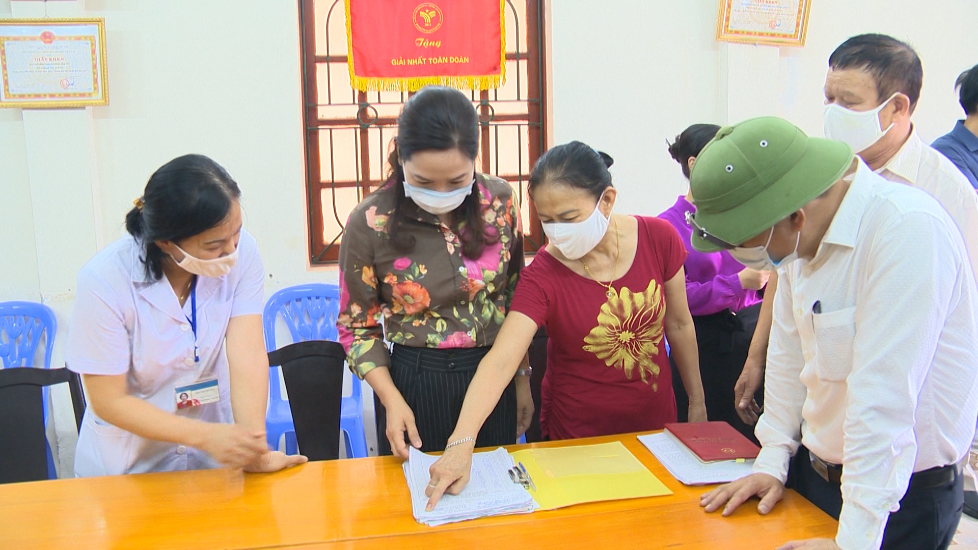 Khu phố Minh Khai, phường Cẩm Tây thực hiện tốt việc kê khai thông tin sức khỏe nhân dân trên địa bàn