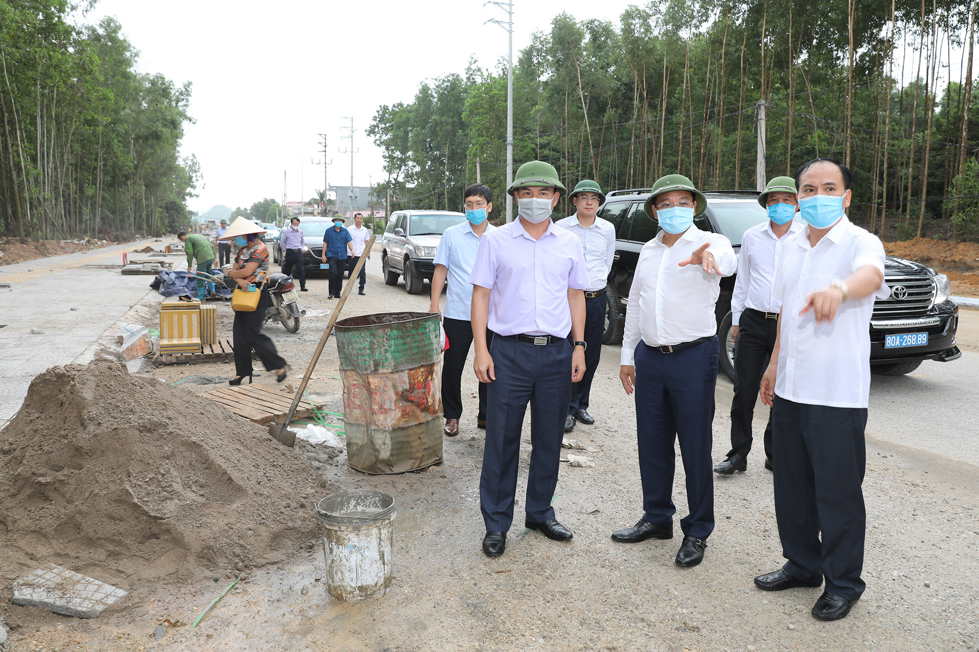 Đồng chí Nguyễn Văn Thắng, Phó Bí thư Tỉnh ủy, Chủ tịch UBND tỉnh kiểm tra tiến độ thi công đường nối QL18 với