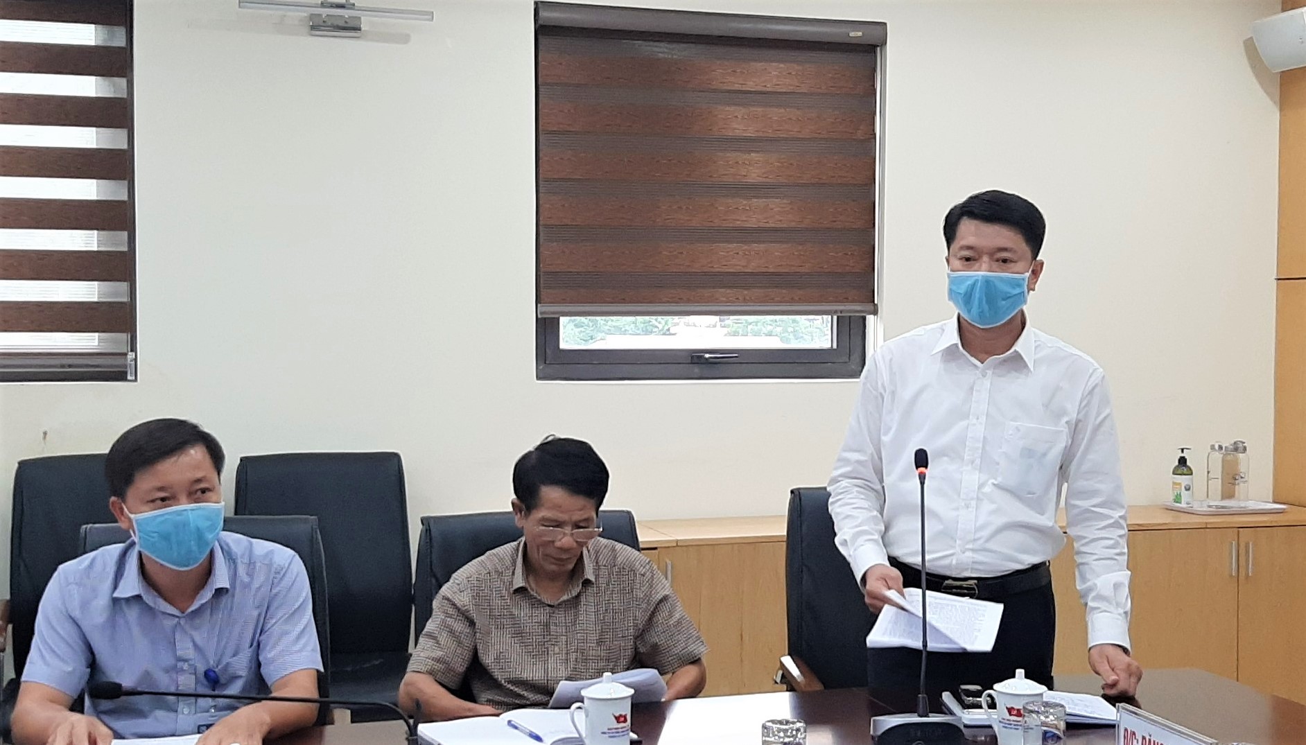 Lãnh đạo Công ty Cổ phần Nước sạch Quảng Ninh báo cáo tại buổi làm việc