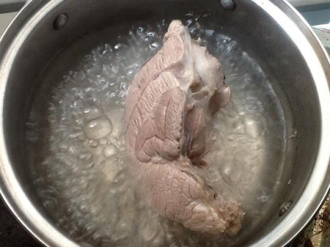 Không nên đổ nước lạnh vào khi đang luộc thịt.