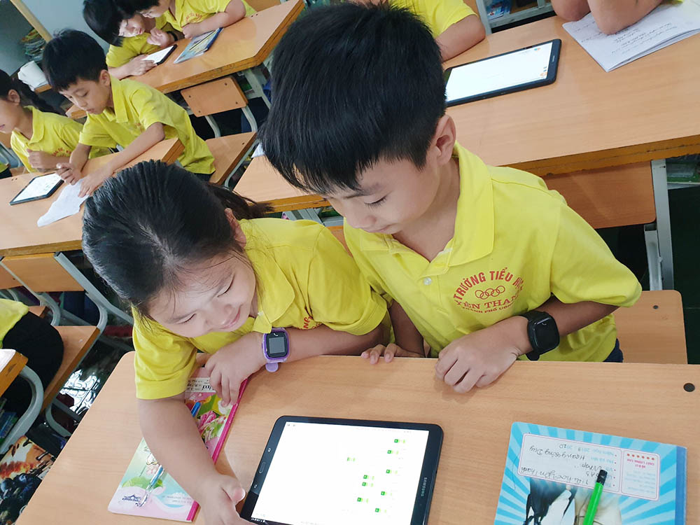 Học sinh Trường Tiểu học Yên Thanh sử dụng máy tính bảng trong giờ học.