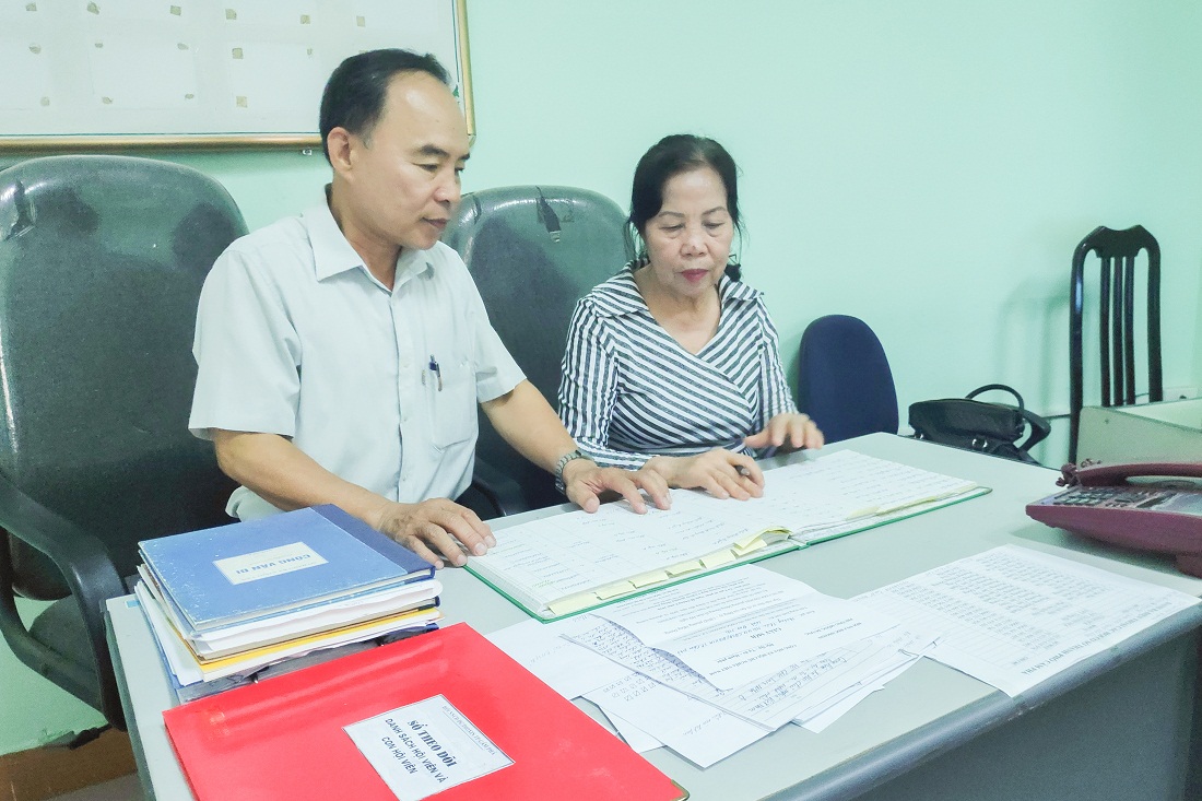 Cán bộ Hội nạn nhân chất độc da cam/Dioxin TP Cẩm Phả rà soát hồ sơ quản lý, theo dõi tình hình hội viên.