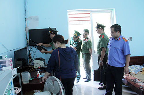Dưới sự chứng kiến của các nhân chứng, Cơ quan ANĐT Bộ Công an phối hợp với Công an tỉnh Lào Cai tiến hành khám xét các địa điểm tại Lào Cai.