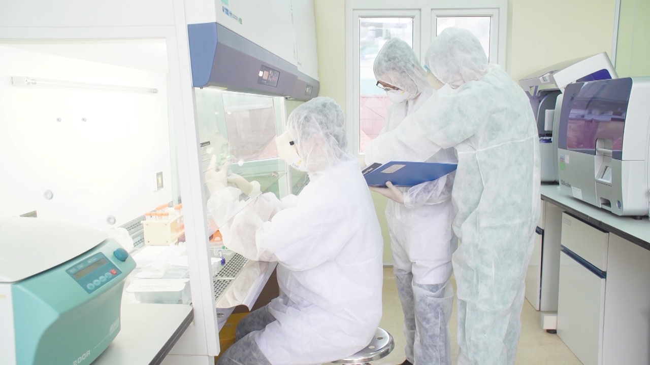  Cán bộ xét nghiệm của CDC Quảng Ninh đã đã thực hiện kỹ thuật Realtime RT-PCR để xét nghiệm Covid-19 cho 40 trường hợp.
