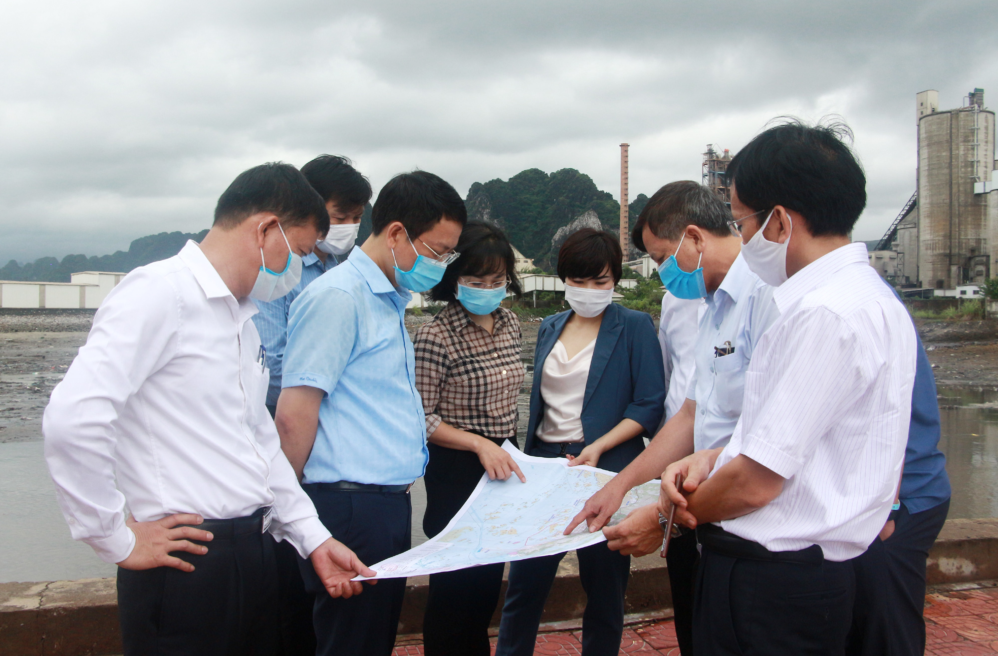 Đồng chí Trịnh Thị Minh Thanh, Phó Chủ tịch Thường trực HĐND tỉnh khảo sát, kiểm tra một số công trình đầu tư trên địa bàn TP Cẩm Phả.