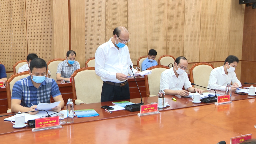 Đồng chí Trần Đức Thắng, Chủ tịch UBND thị xã Quảng Yên báo cáo tại buổi làm việc