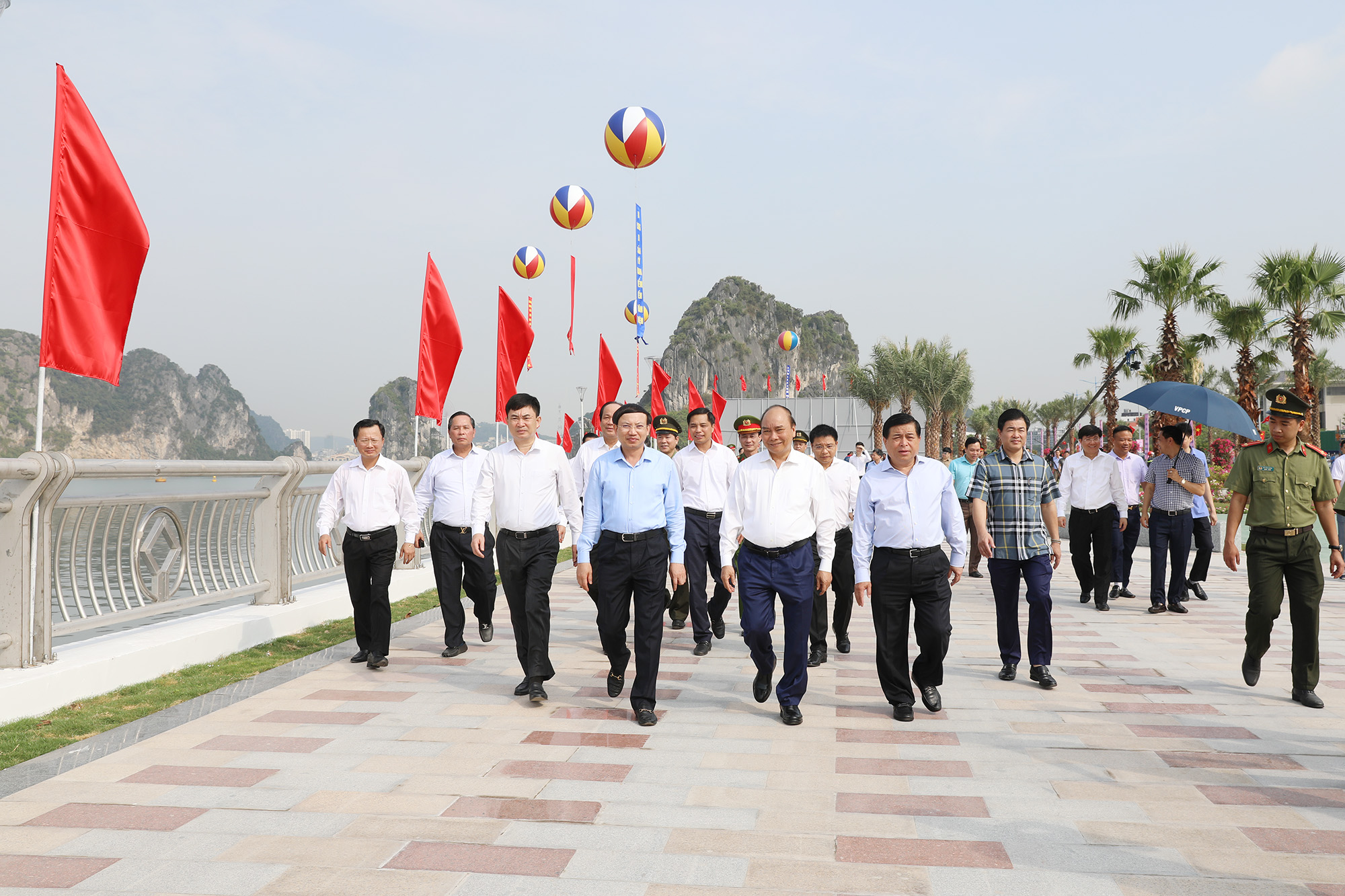 Thủ tướng Chính phủ cùng đoàn công tác, lãnh đạo tỉnh Quảng Ninh tham quan đường Trần Quốc Nghiễn.