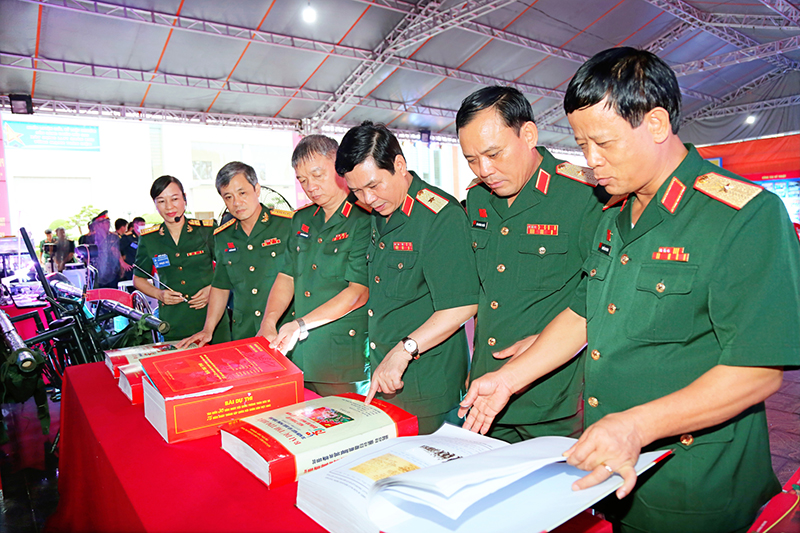 Thủ trưởng Bộ Tư lệnh Quân khu 3 và các đại biểu tham quan gian triển lãm tại Đại hội.  