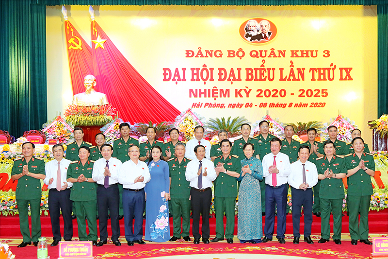 Ban Chấp hành Đảng bộ Quân khu nhiệm kỳ 2020 - 2025 ra mắt Đại hội.