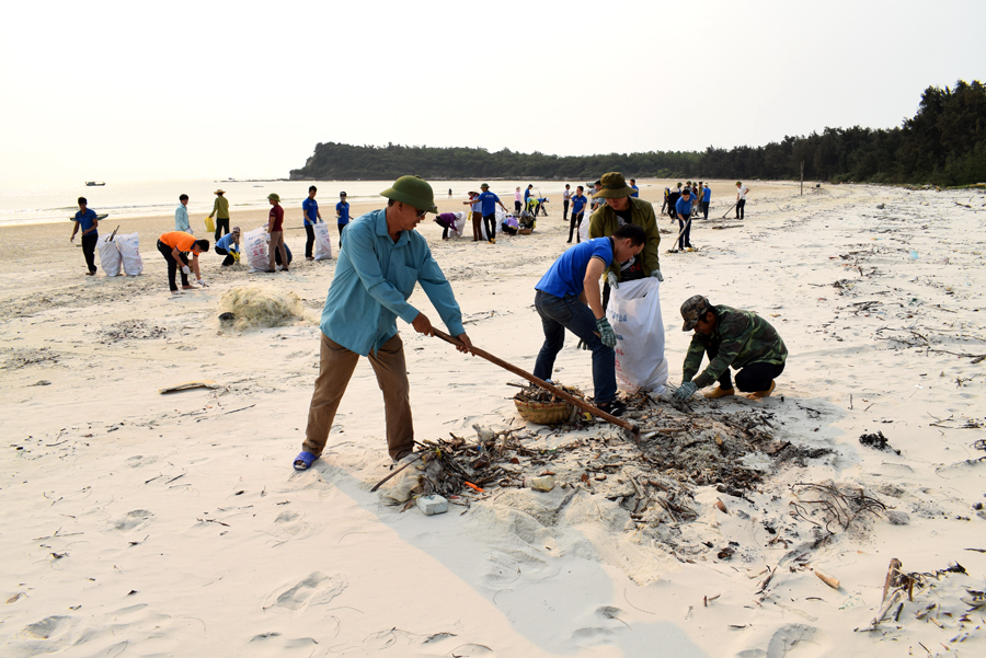 Một buổi làm sạch bãi biển ở xã Minh Châu (Vân Đồn) có sự tham gia của nhiều đơn vị trên địa bàn huyện và người dân xã Minh Châu