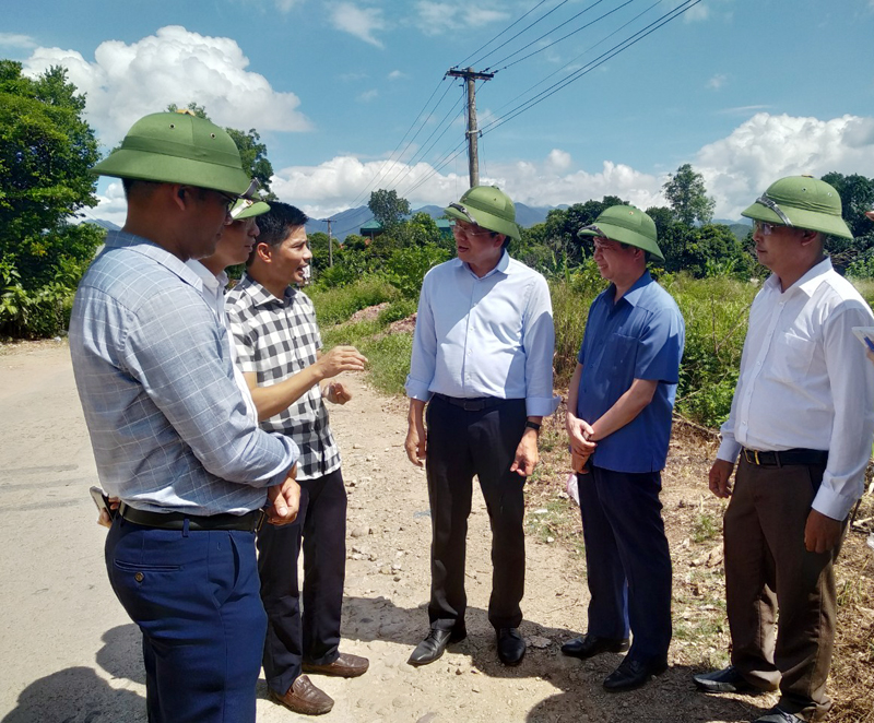 Đồng chí Nguyễn Văn Hồi, Phó Chủ tịch HĐND tỉnh kiểm tra công tác GPMB dự án cao tốc Vân Đồn-Móng Cái tại Hải Hà.
