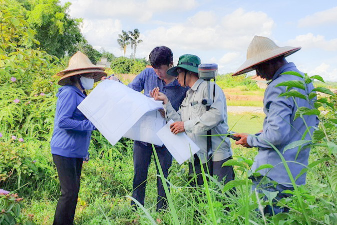 Cơ quan chức năng huyện Hải Hà tiến hành kiểm đếm, căm mốc các diện tích đất bị thu hồi tại xã Quảng Chính. Ảnh: Trần Trinh (Trung tâm TT-VH Hải Hà)
