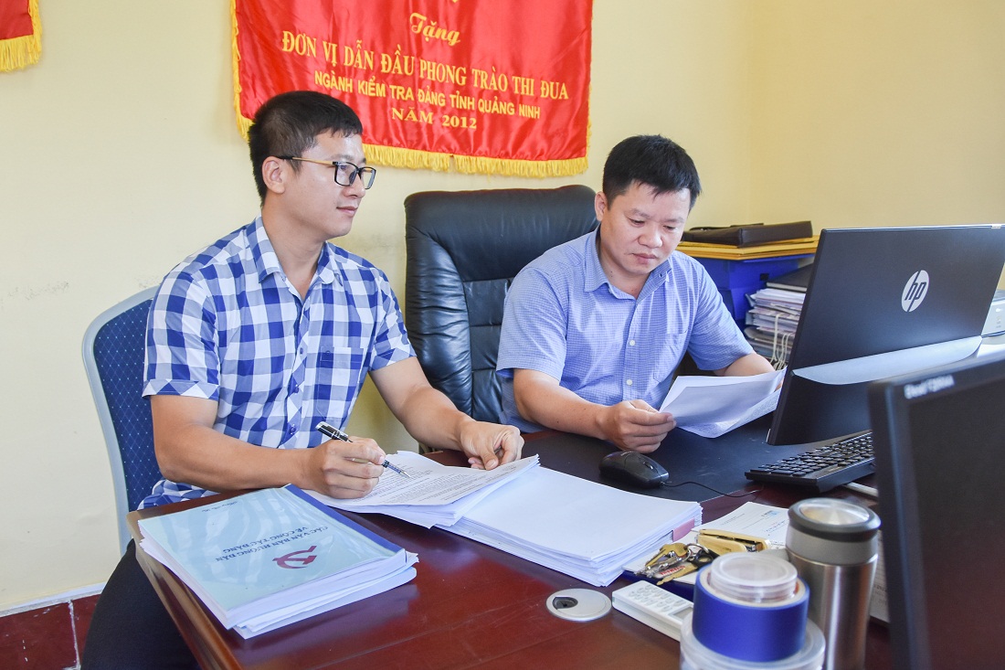 Cán bộ Cơ quan Ủy ban Kiểm tra - Thanh tra huyện Hải Hà rà soát hồ sơ, tài liệu về thực hiện chiến dịch 