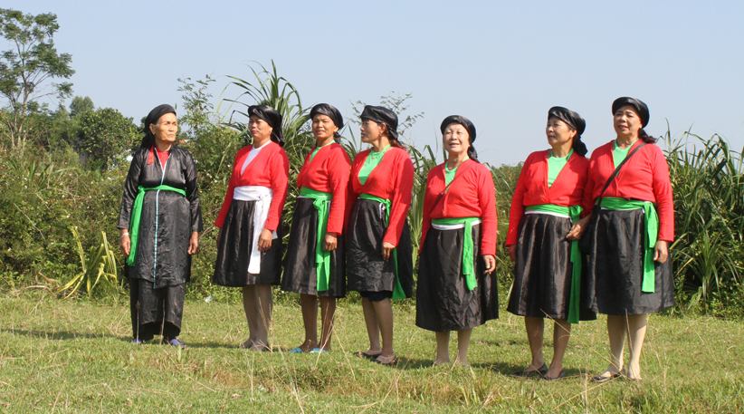 Phụ nữ Sán Dìu xã Bình Dân huyện Vân Đồn hát soọng cô trên đồng.