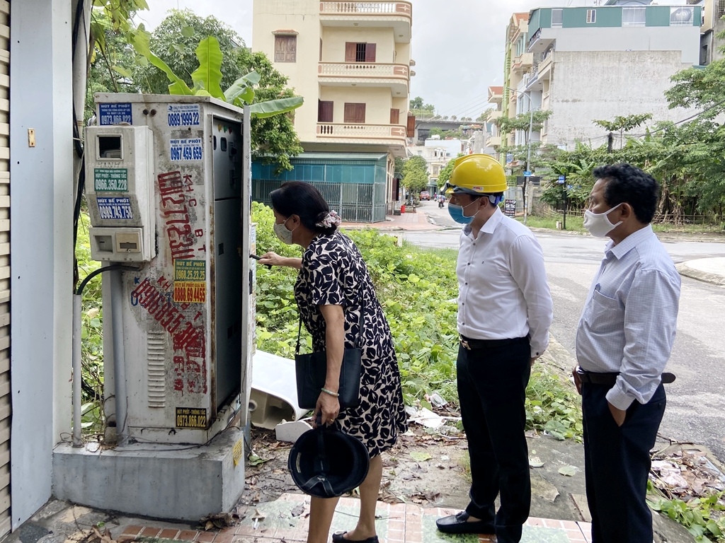 Các đơn vị tiến hành kiểm tra thực tế việc khắc phục các tủ điện mất an toàn tại tổ 6, khu 6, phường Yết Kiêu.