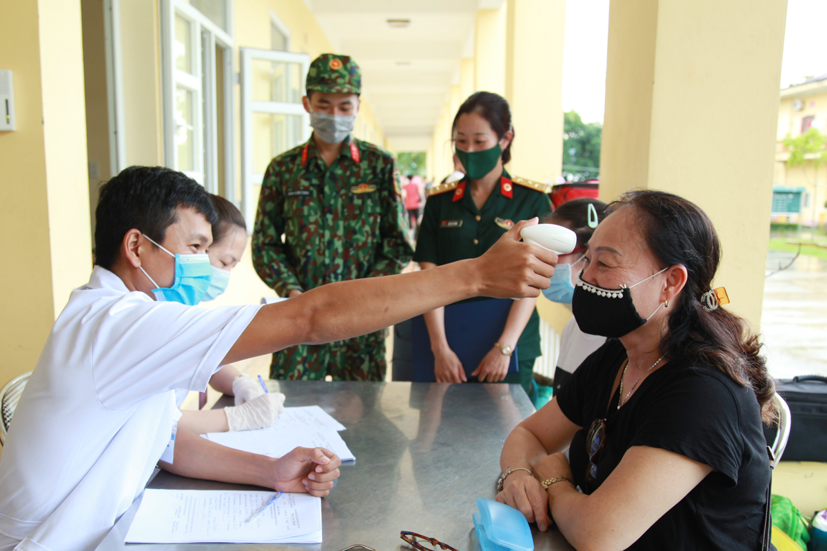 Quân y Bộ CHQS tỉnh, Trung tâm Y tế TP Uông Bí kiểm tra khám sàng lọc lần cuối đối ví 49 công dân.