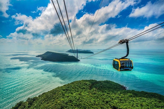 Xuất phát từ cảng An Thới, cáp treo đưa du khách qua vùng biển xanh như ngọc, ôm trọn Hòn Rơi và Hòn Thơm (Phú Quốc). Ảnh: Shutterstock.