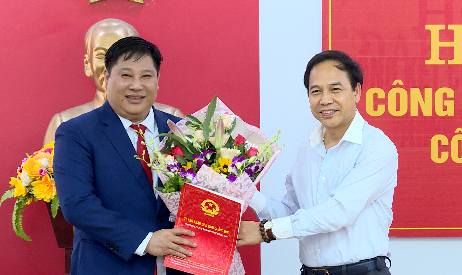 Đồng chí Đặng Huy Hậu, Phó Chủ tịch Thường trực UBND tỉnh, trao quyết định cho ông Đỗ Khánh Tùng giữ chức vụ Chủ tịch UBND huyện Ba Chẽ khóa XIX, nhiệm kỳ 2016-2021.