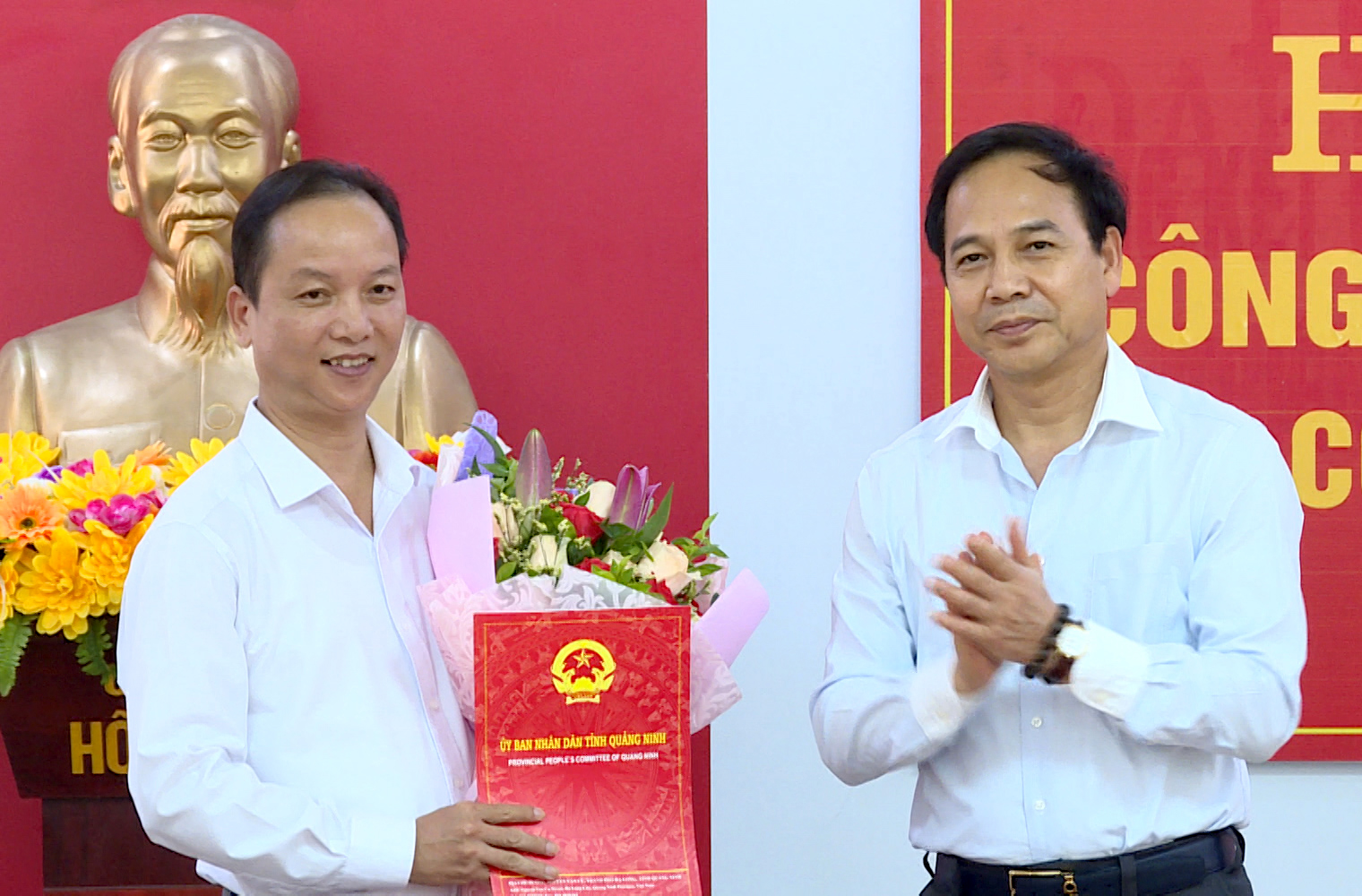 Đồng chí Đặng Huy Hậu, Phó Chủ tịch Thường trực UBND tỉnh trao quyết định cho ông Khiếu Anh Tú giữ chức vụ Phó Chủ tịch UBND huyện Ba Chẽ khóa XIX, nhiệm kỳ 2016-2021.