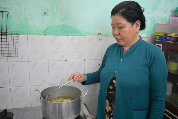Bà Hưởng tận tay chuẩn bị bữa cơm cho các công nhân - Ảnh: MINH CHIẾN