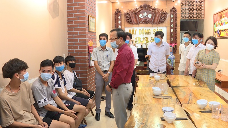 Đồng chí Đặng Huy Hậu, Phó chủ tịch Thường trực UBND tỉnh kiểm tra nơi ăn, nghỉ của các em học sinh Trường THPT Quan Lạn vào thi tại Điểm thi Trường THPT Hải Đảo, Vân Đồn.