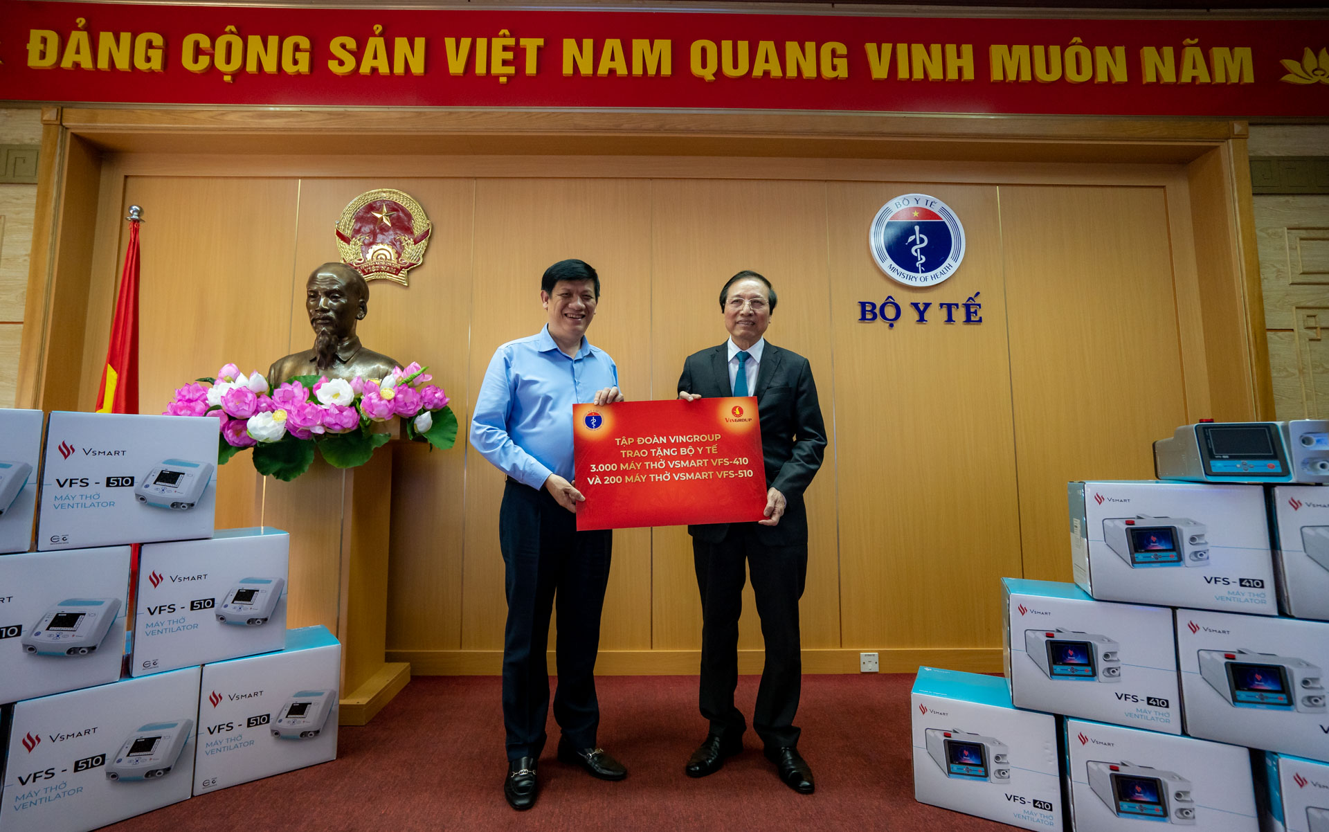 GS Đỗ Tất Cường, Phó Tổng Giám đốc Hệ thống Y tế Vinmec, đại diện Tập đoàn Vingroup trao tặng máy thở cho quyền Bộ trưởng Bộ Y tế Nguyễn Thanh Long.