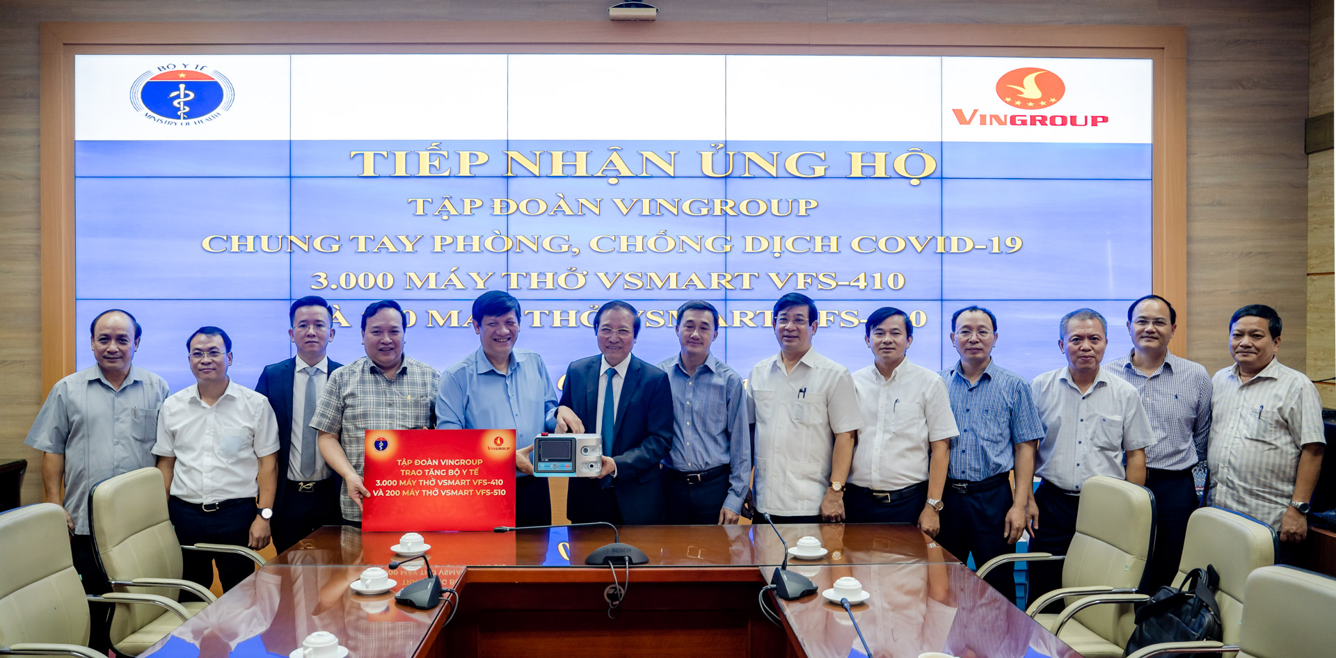 Đại diện Tập đoàn Vingroup trao tặng Bộ Y tế 3.000 máy thở Vsmart VFS-410 và 200 máy thở Vsmart VFS-510.