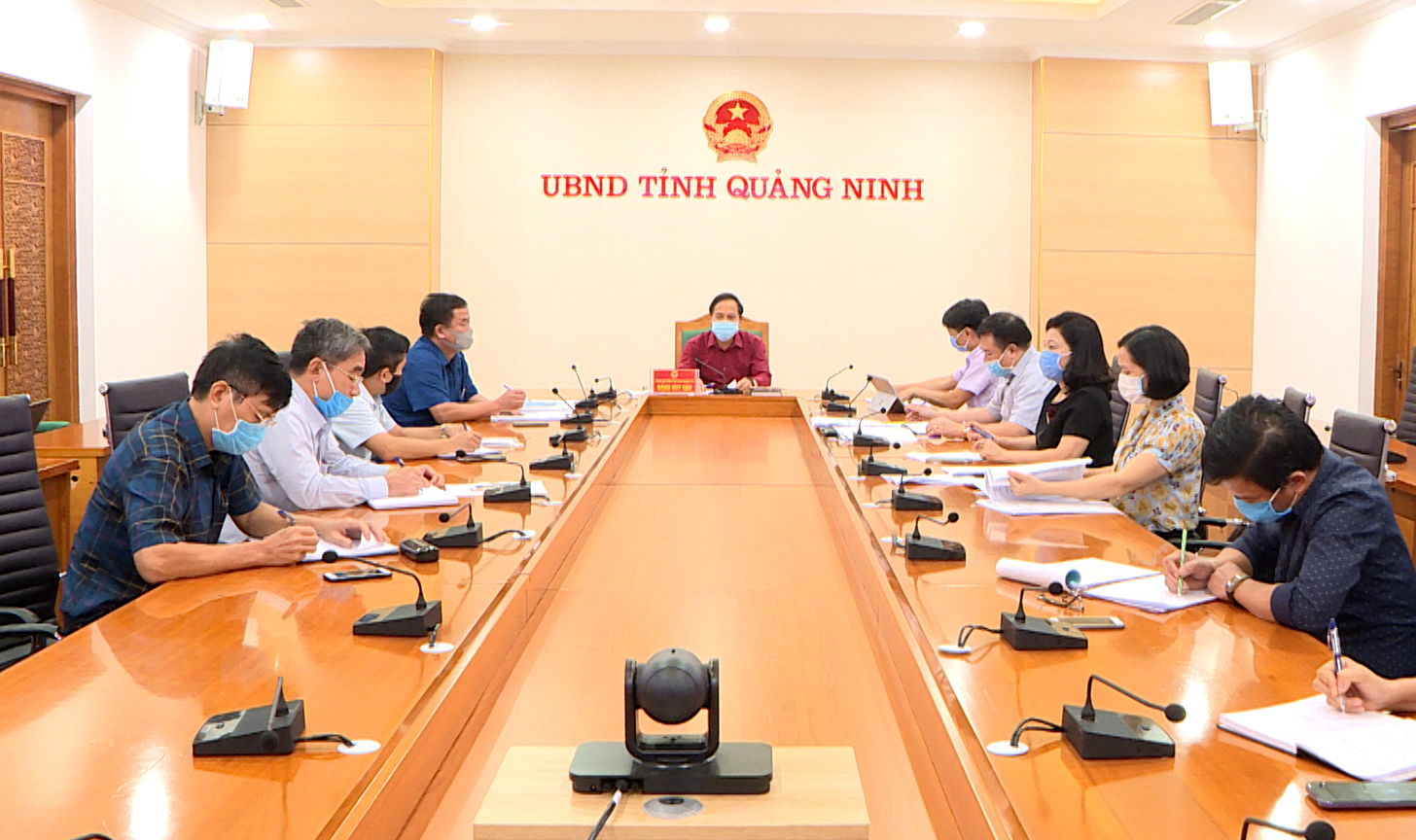 Đồng chí Đặng Huy Hậu nghe báo cáo về kế hoạch tổ chức Đại hội Liên minh HTX tỉnh Quảng Ninh.