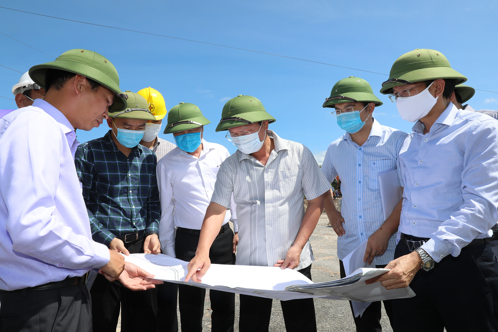 Phó Chủ tịch UBND tỉnh Cao Tường Huy kiểm tra tiến độ thi công dự án.