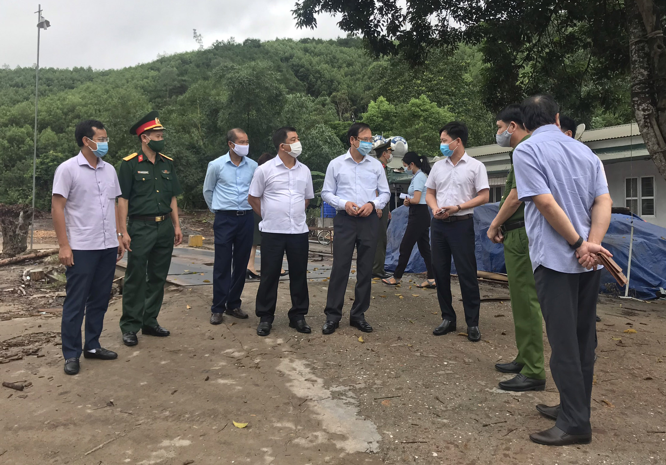 Đồng chí Đặng Huy Hậu kiểm tra địa điểm dự kiến thành lập chốt kiểm dịch giữa huyện Tiên Yên và huyện Đình Lập (tỉnh Lạng Sơn).