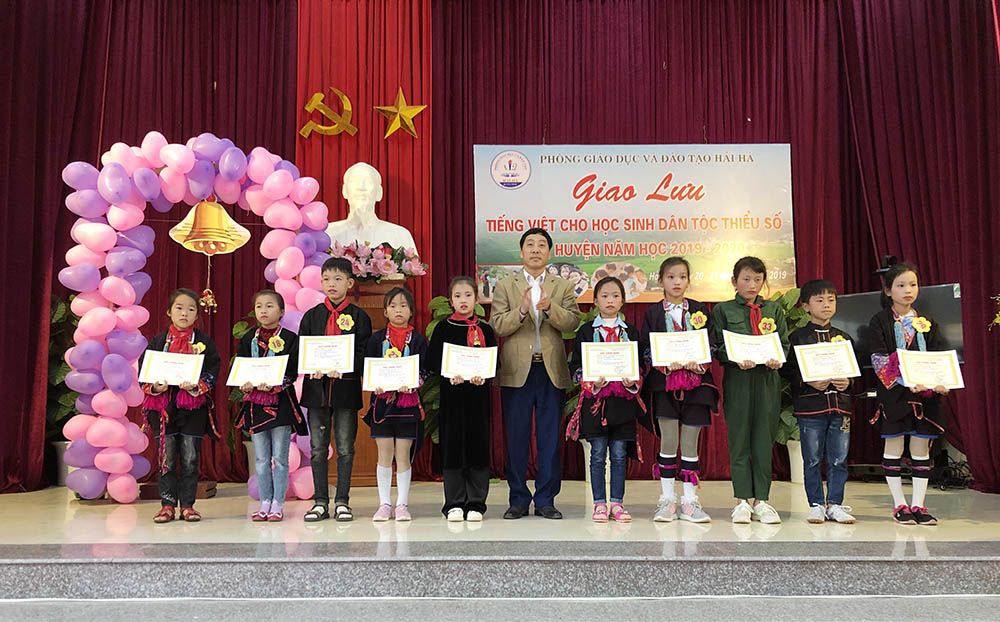 Các học sinh nhận giấy khen tại Giao lưu tiếng Việt cho học sinh dân tộc thiểu số huyện Hải Hà năm học 2019-2020.