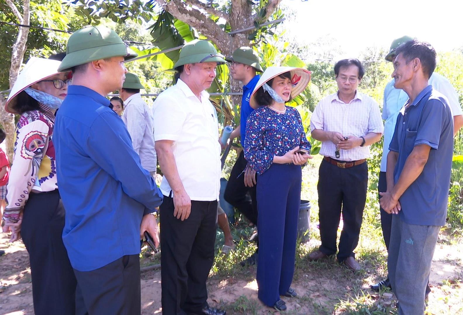 Bà Nguyễn Thị Vinh, Chủ tịch Hội LHPN tỉnh tham gia đoàn công tác của tỉnh cùng với các lãnh đạo huyện Tiên Yên đến thăm hỏi, động viên các hộ gia đình trong diện GPMB