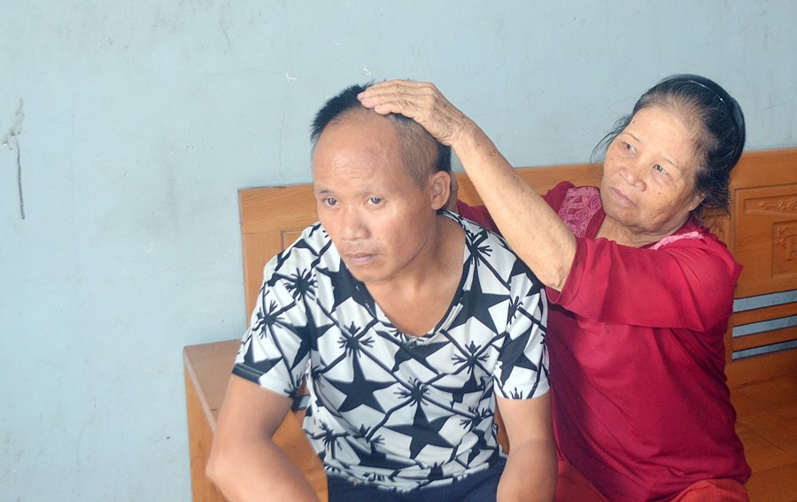 Bà Hà Thị Thìn (thôn Đông Ngũ, xã Đông Ngũ, huyện Tiên Yên) bên người con trai thứ 2 Triệu Văn Hưng bị ảnh hưởng bởi chất độc da cam.