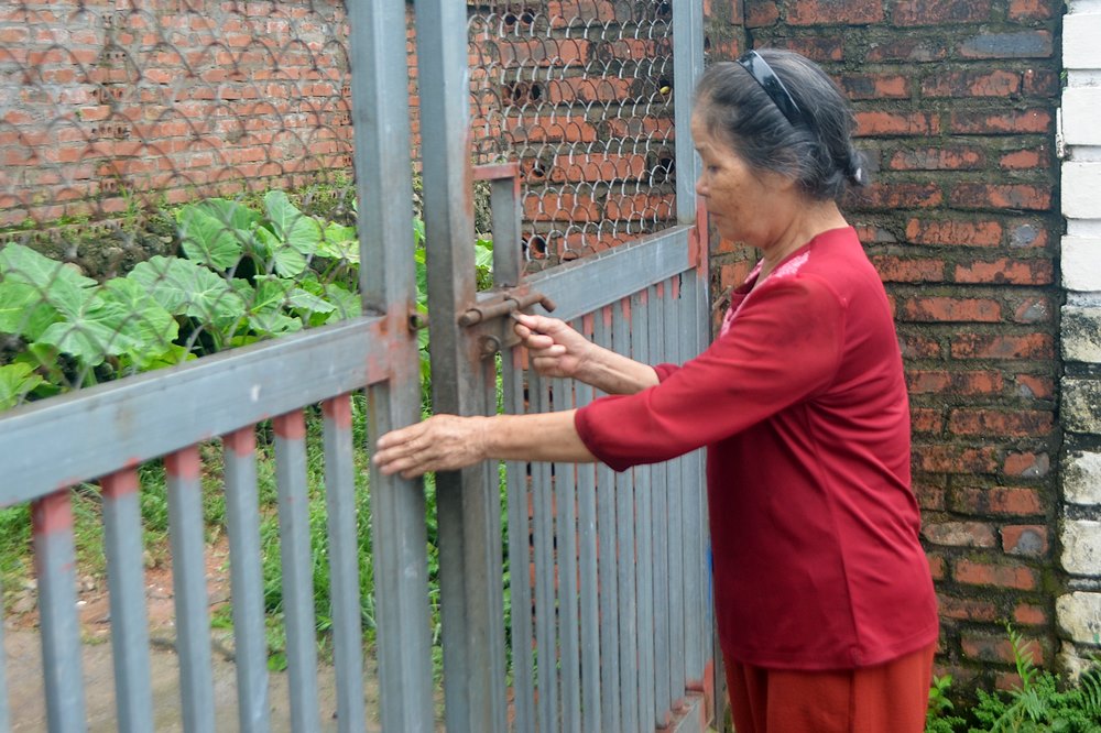 Hằng ngày bà Hà Thị Thìn phải khóa cửa, tránh việc các con ra ngoài đi lang thang.