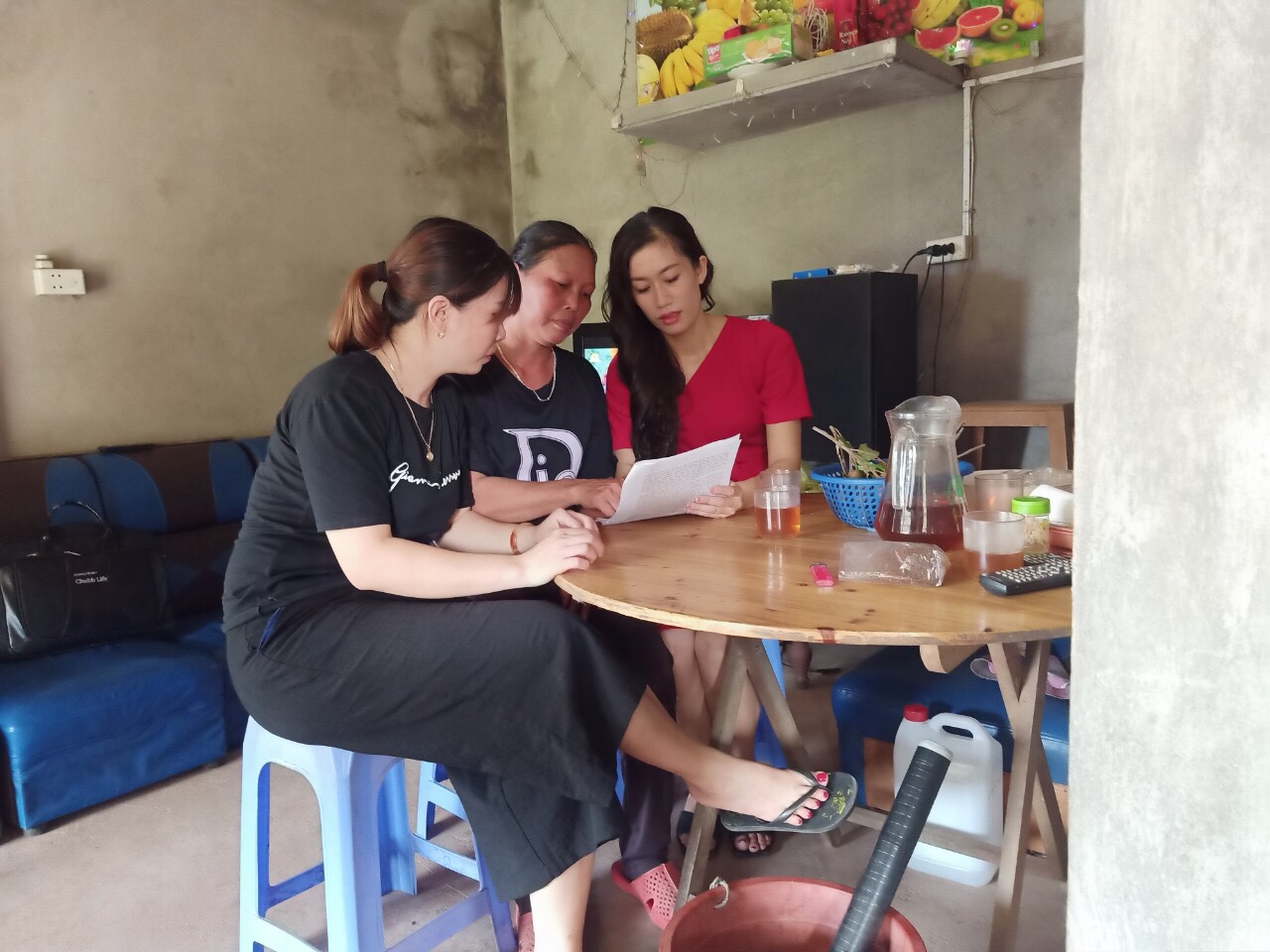 Hội LHPN xã Tiên Lãng (huyện Tiên Yên) đến trao đổi thông tin và tìm hiểu nguyện vọng tại gia đình chị Phạm Thị Lơ