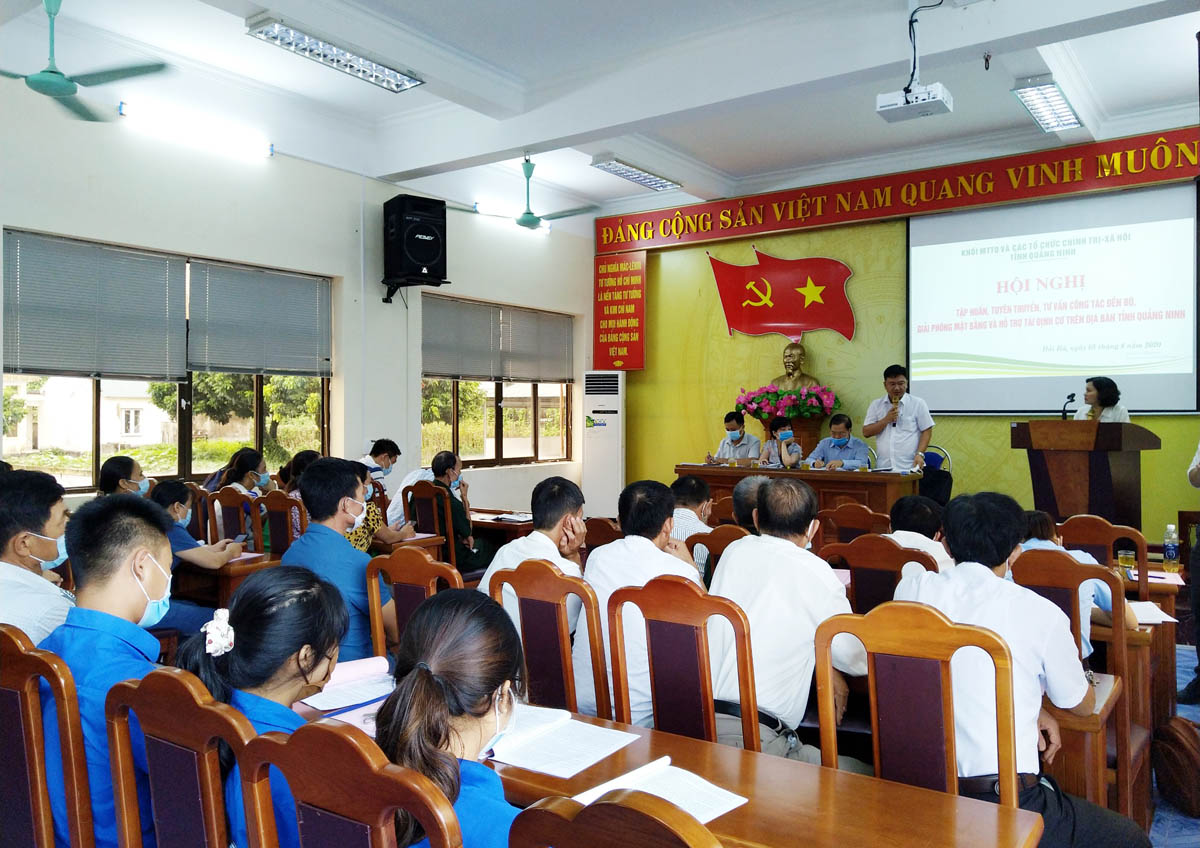 Hội Nông dân tỉnh phối hợp tổ chức hội nghị tập huấn, phổ biến chính sách GPMB cho các trưởng thôn, khu, cán bộ đoàn thể trên địa bàn huyện Hải Hà.